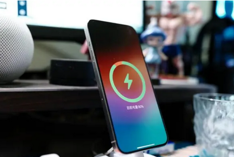 华容苹果15换屏服务分享用什么充电器给iPhone15充电更好 